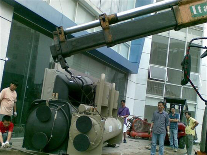 珲春市随车吊和汽车吊的核心区别是什么？哪种更省钱？